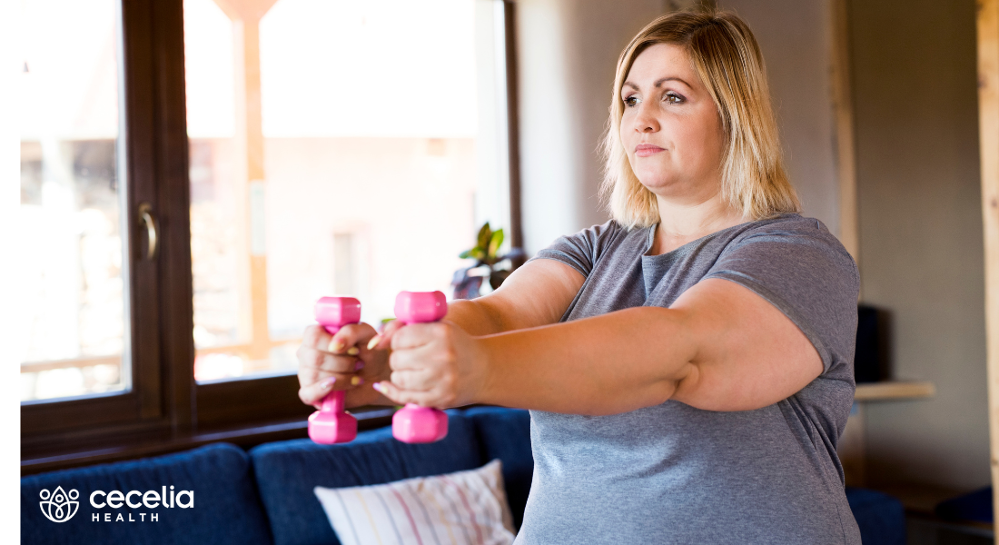 woman lifting small hand weights